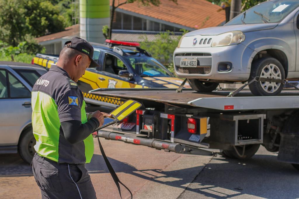 Barueri intensifica recolhimento de carros abandonados e registra aumento nas remoções em 2025