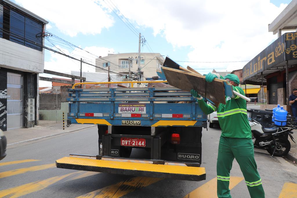 Zeladoria de Barueri auxilia no combate às enchentes